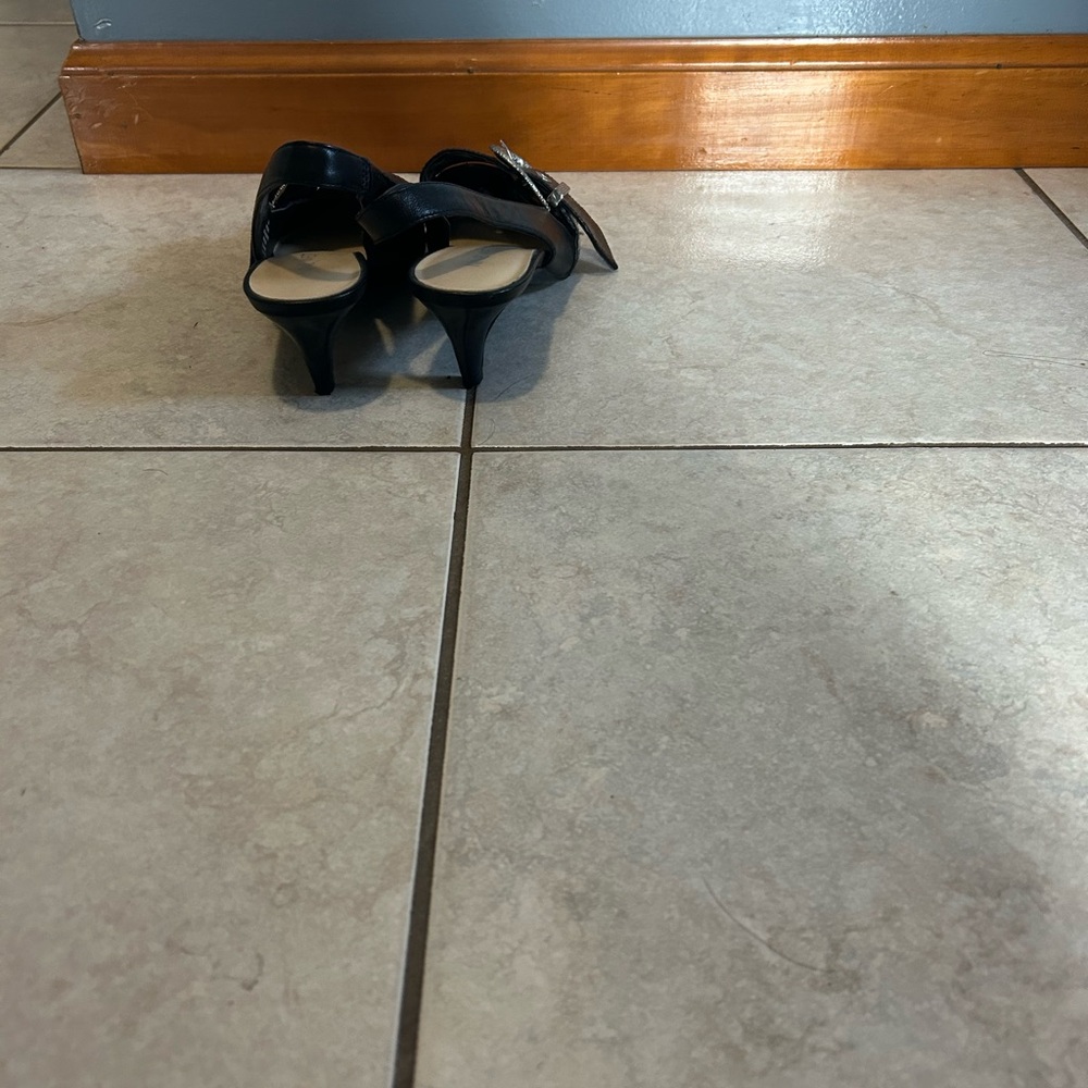 Elegant Black Slingback Heels - Picture 5 of 8
